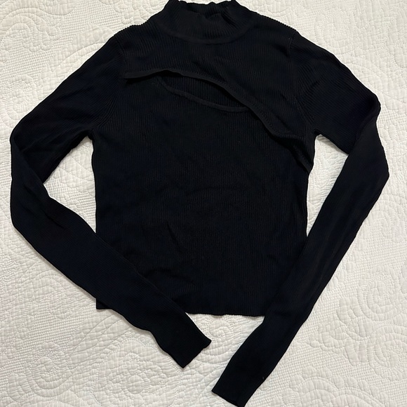 Asymmetrical long sleeve top - Picture 2 of 5